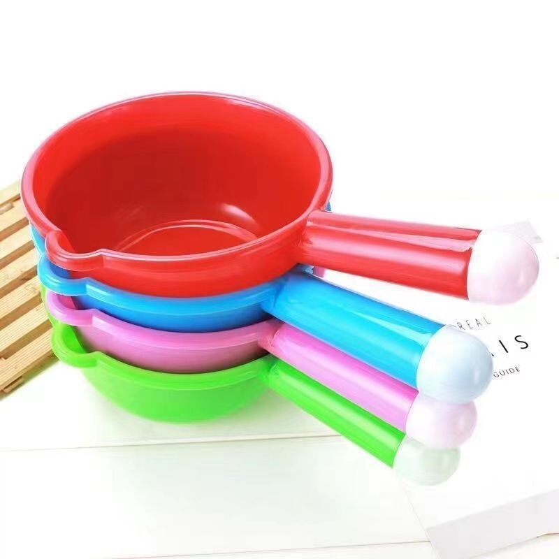 Long-handled water scoop, traditional thickened plastic, unbreakable, for bathing, home use, kitchen, extra-thick water ladle, wholesale