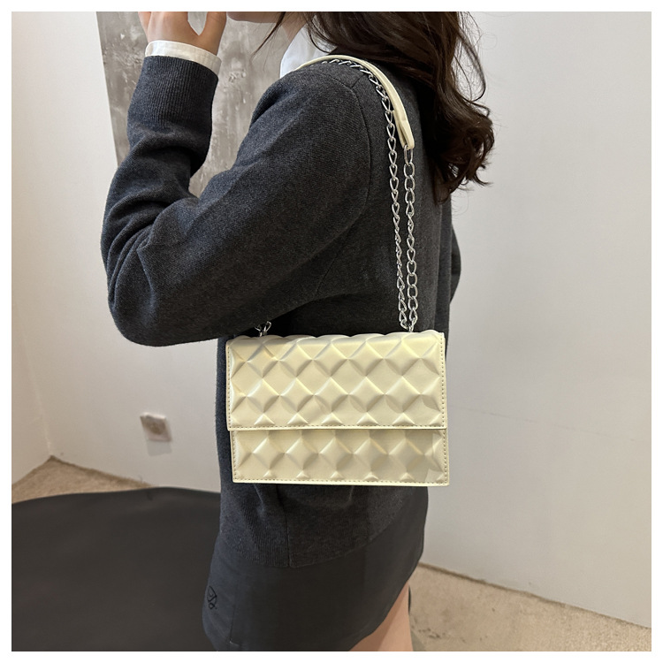 The 2024 autumn new embossed diamond-shaped single-shoulder crossbody bag with a chain design is a niche, fashionable, simple and retro small square bag undefined