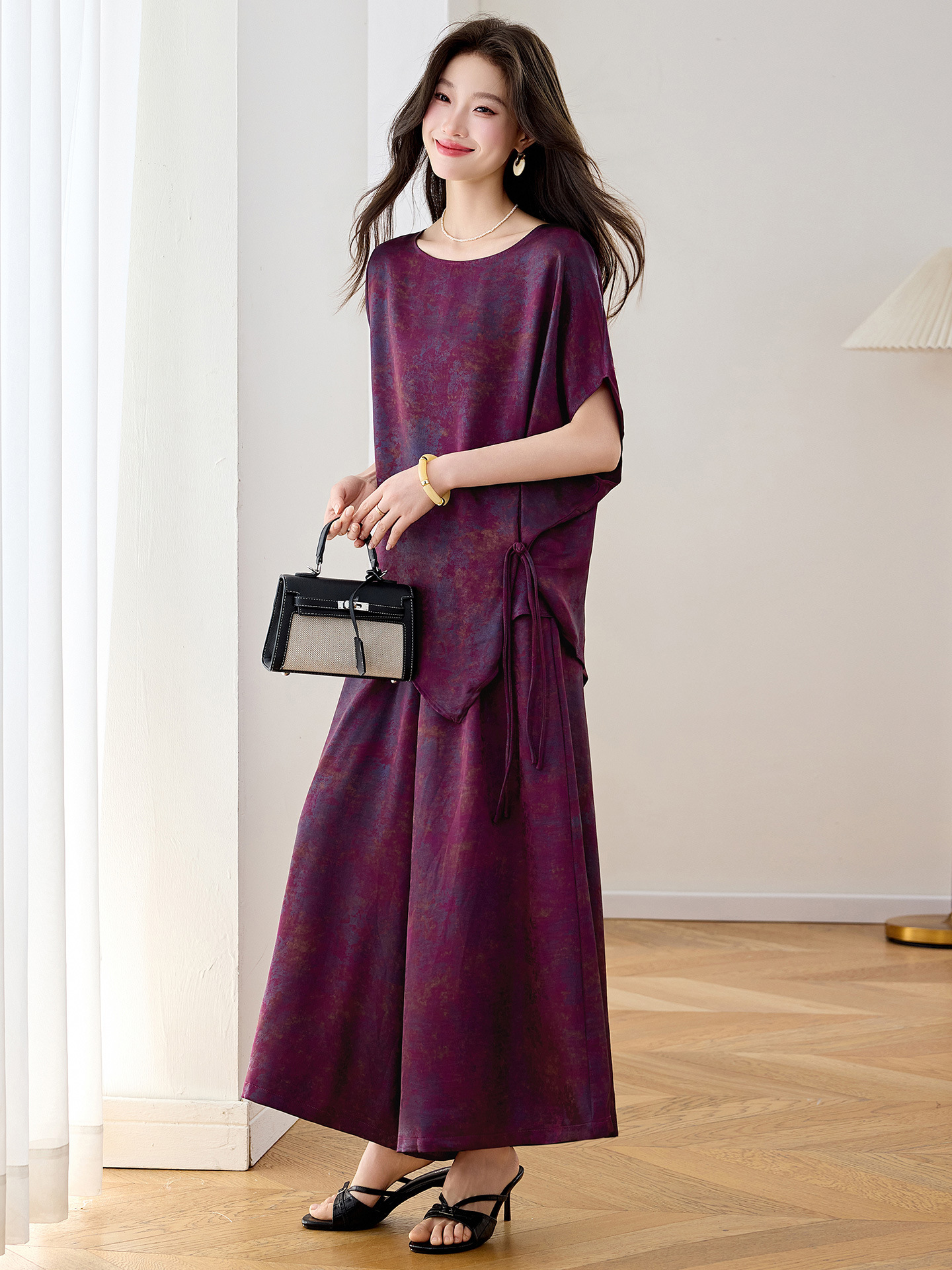 Bộ áo crop top phối quần ống rộng in họa tiết hoa không đối xứng mùa hè 2026 — màu tím, màu vàng