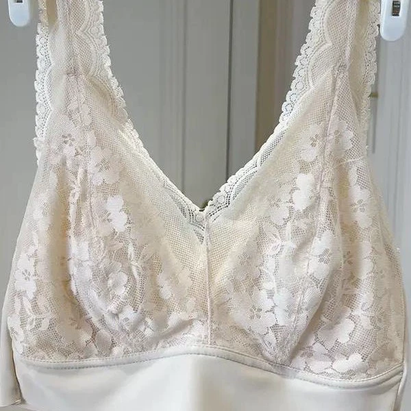 Lace breathable underwear, supporting wireless bra, beautiful back, french style