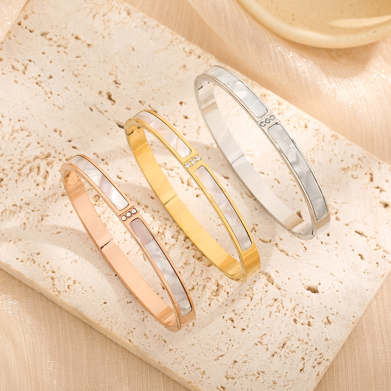 Europe and the United States cross-border high-level three-diamond white shell bracelet women's diamond-studded personalized bracelet ins design feeling tide does not fade