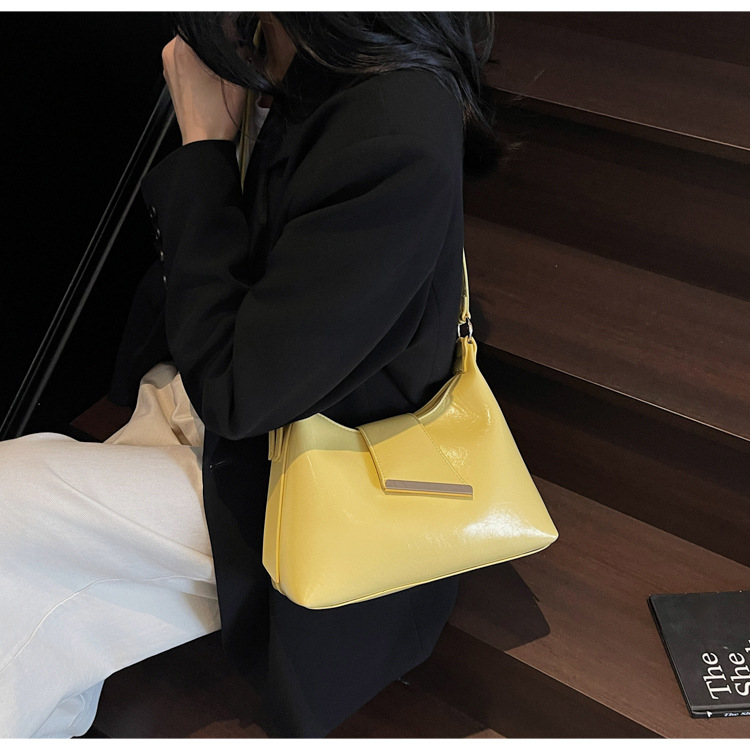 In the summer of 2025, new solid-color underarm bags for women are popular. These are simple and stylish underarm bags, handbags, and candy-colored single-shoulder bags undefined