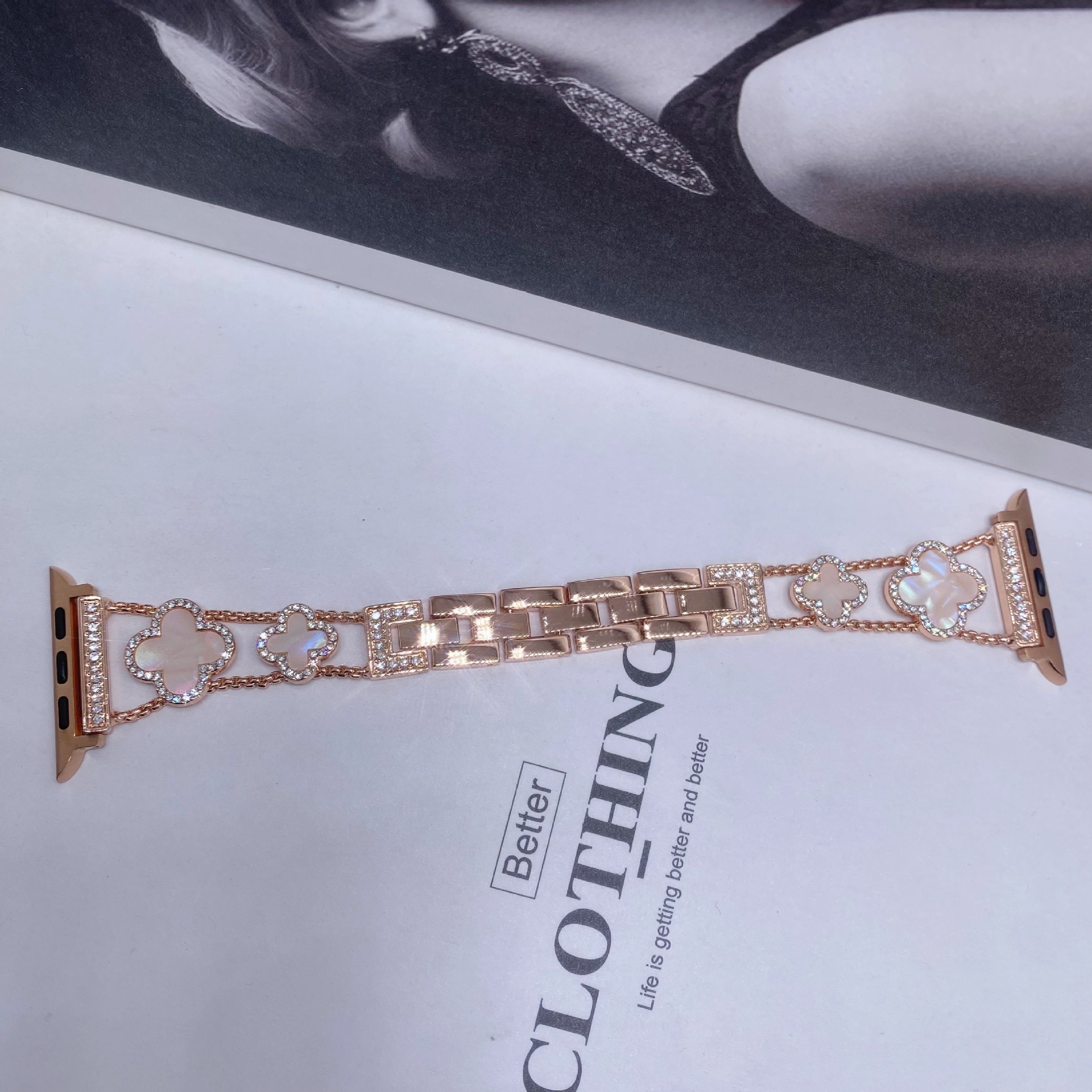 Apto para Apple Watch Apple Watch Correa de metal de trébol de cuatro hojas de diamantes de moda de SE1-10 generación