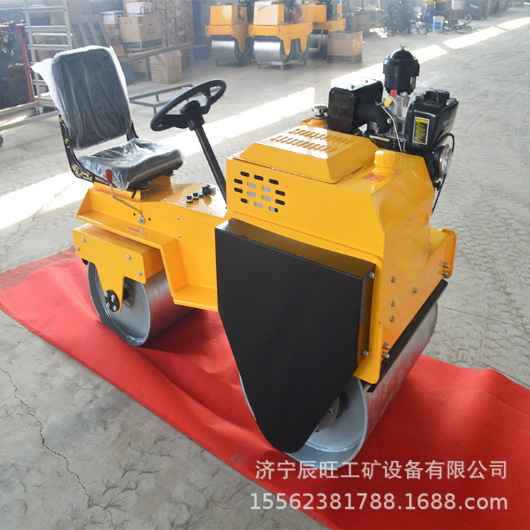 0.8T小型压路机压实砾石沙土沥青表面碾压草坪操场工程基础压路机