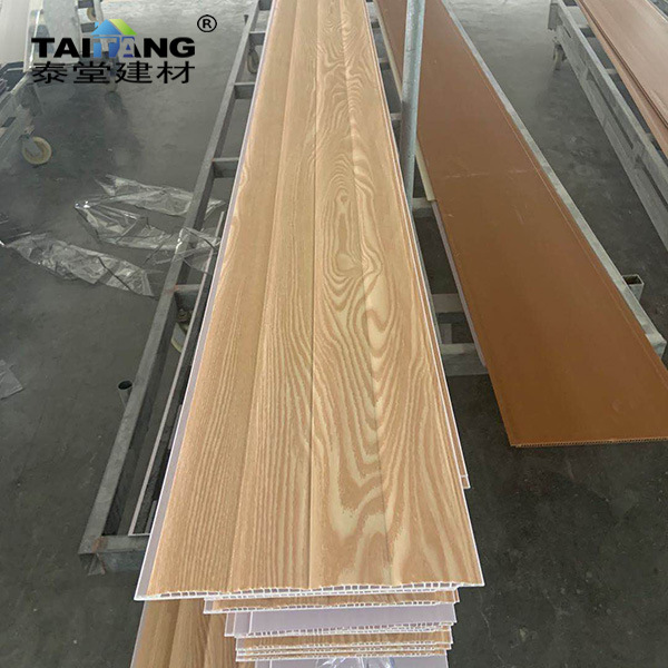 El fabricante produce y exporta varios colores de PVC para el sudeste asiático.