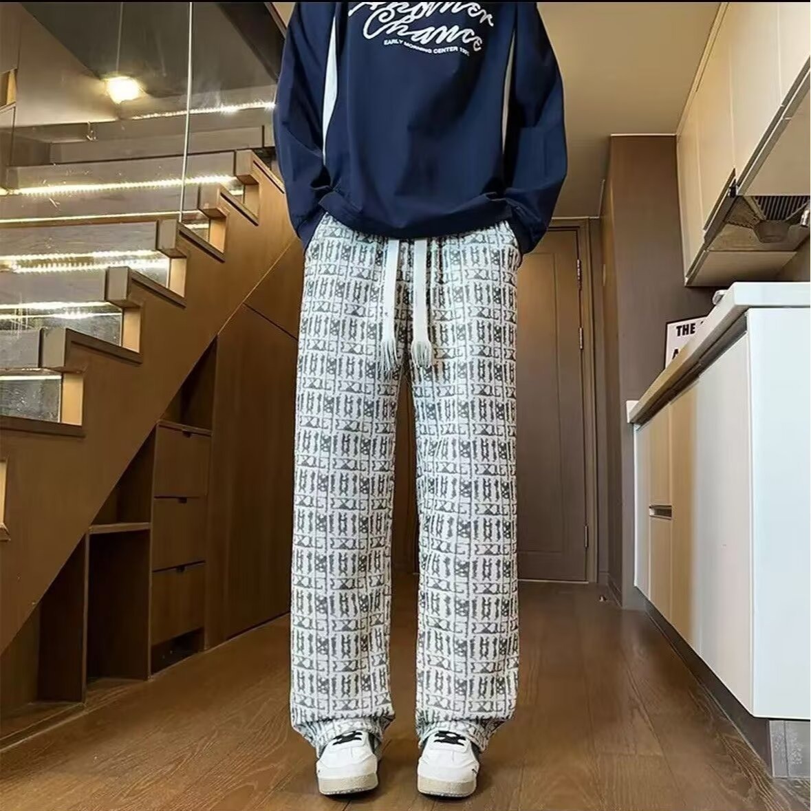 Pantalones de mecha recta para hombres otoño-invierno 2025 nuevos pantalones de terciopelo de tamaño grande pantalones casuales de piernas anchas para hombres