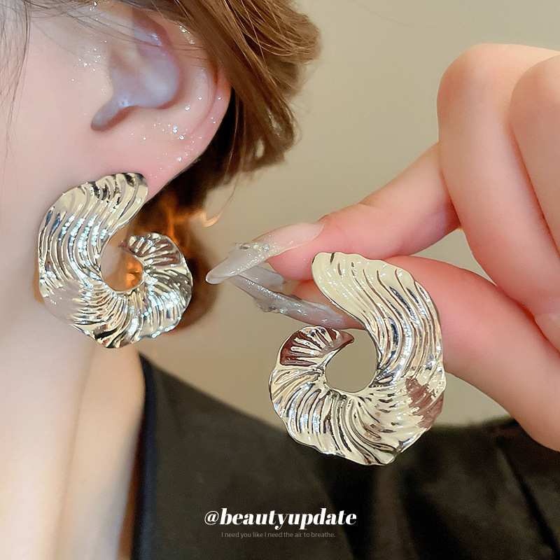 Pendientes de patrón geométrico irregular de aguja de plata Pendientes de temperamento de sentido de diseño único femenino Pendientes de sentido de alta gama europeos y estadounidenses explosivos