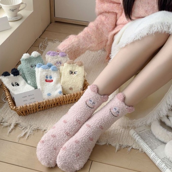 Calcetines de Piso de Terciopelo Coral de Poliéster Antiolor y Bordados para Invierno
