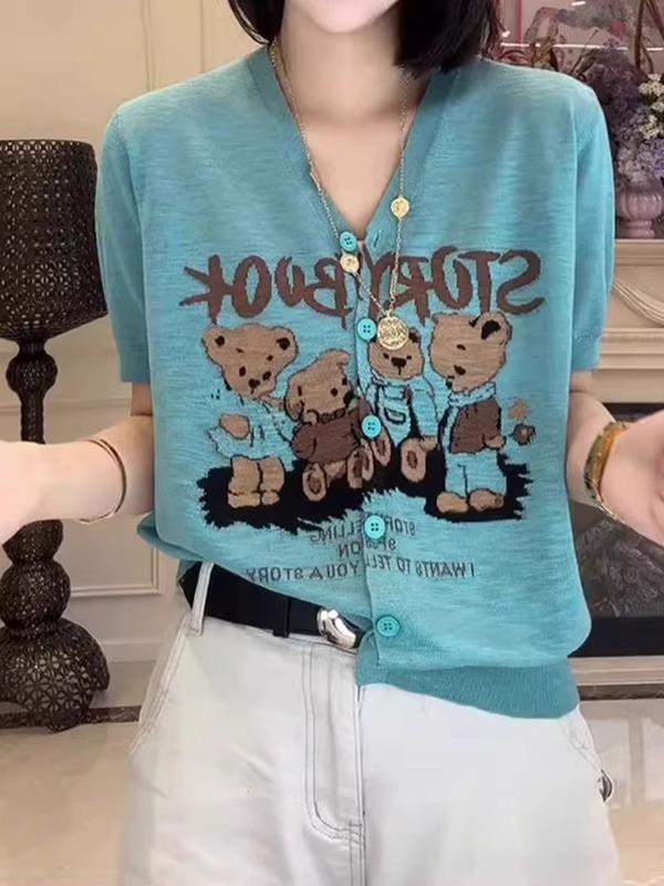 Áo thun nữ in hình gấu cổ V tay ngắn dáng rộng — hồ xanh
