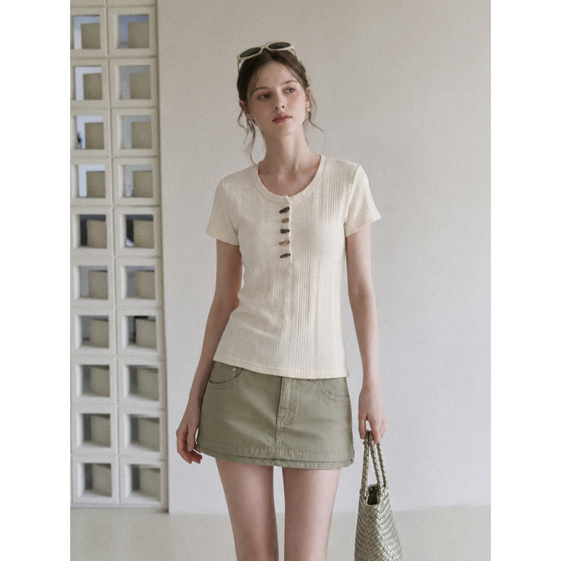 Apricot-colored Henry half-open collar, regular shoulder, short-sleeved T-shirt for women, 2026 summer design, slim-fit, stunning top Apricot-colored Henry half-open collar, regular shoulder, short-sleeved T-shirt for women, 2026 summer design, slim-fit, stunning top