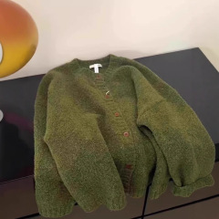 レトロな緑のニットのカーディガンのコートの女性の秋冬は厚くて怠惰で高級感があります。