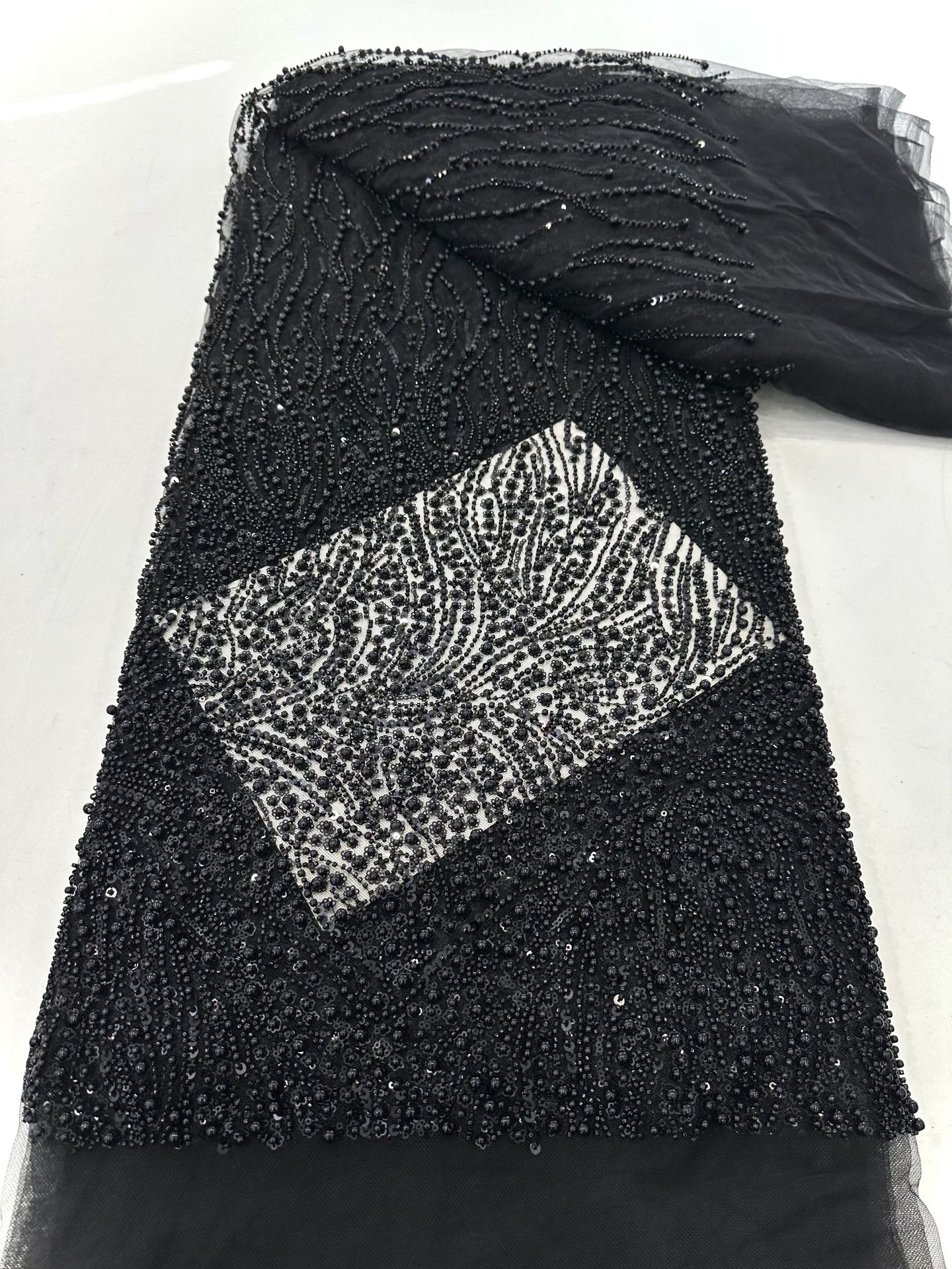 Tela de encaje bordada, bordado pesado con cuentas grandes y patrones florales por todas partes, base de malla de encaje con bordado de tubo de cuentas, tela para vestido de novia.