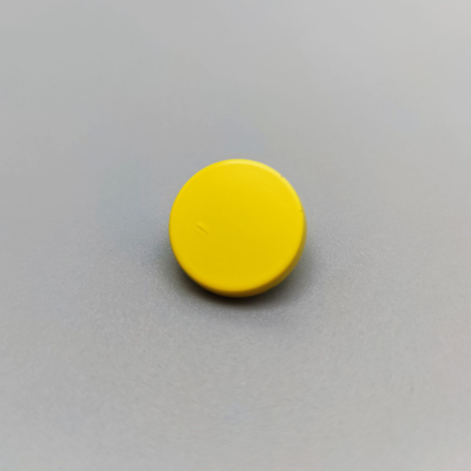 Venta al por mayor de fábrica de metal botón a presión color pintura en aerosol botón plano abrigo de algodón acolchado abajo chaqueta botón