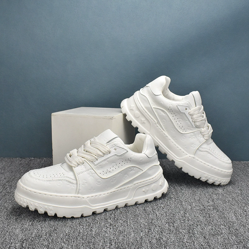 Белые туфли на толстой подошве, универсальные и модные повседневные кроссовки в корейском стиле 2025 года, новые весенние дышащие мужские туфли с низким вырезом и кожаной поверхностью.