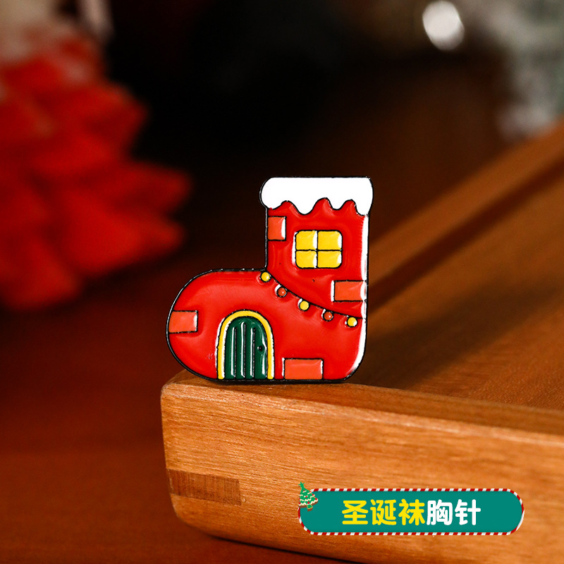 Broche de aleación de sentido avanzado japonés nueva insignia de personalidad de moda femenina de dibujos animados bolsa de Navidad accesorios de metal al por mayor