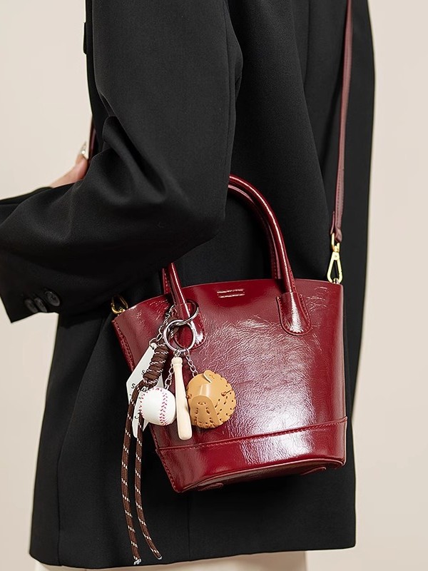 Alta sensación retro bolso de cubo rojo para mujeres otoño / invierno 2025 nuevo nicho bolso de novia bolso de mano de viaje mochila