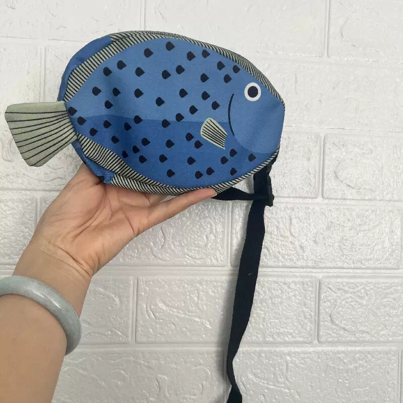 宝宝腰包大容量收纳包儿童胸包小鱼造型包防泼溅可爱搞怪斜挎包包