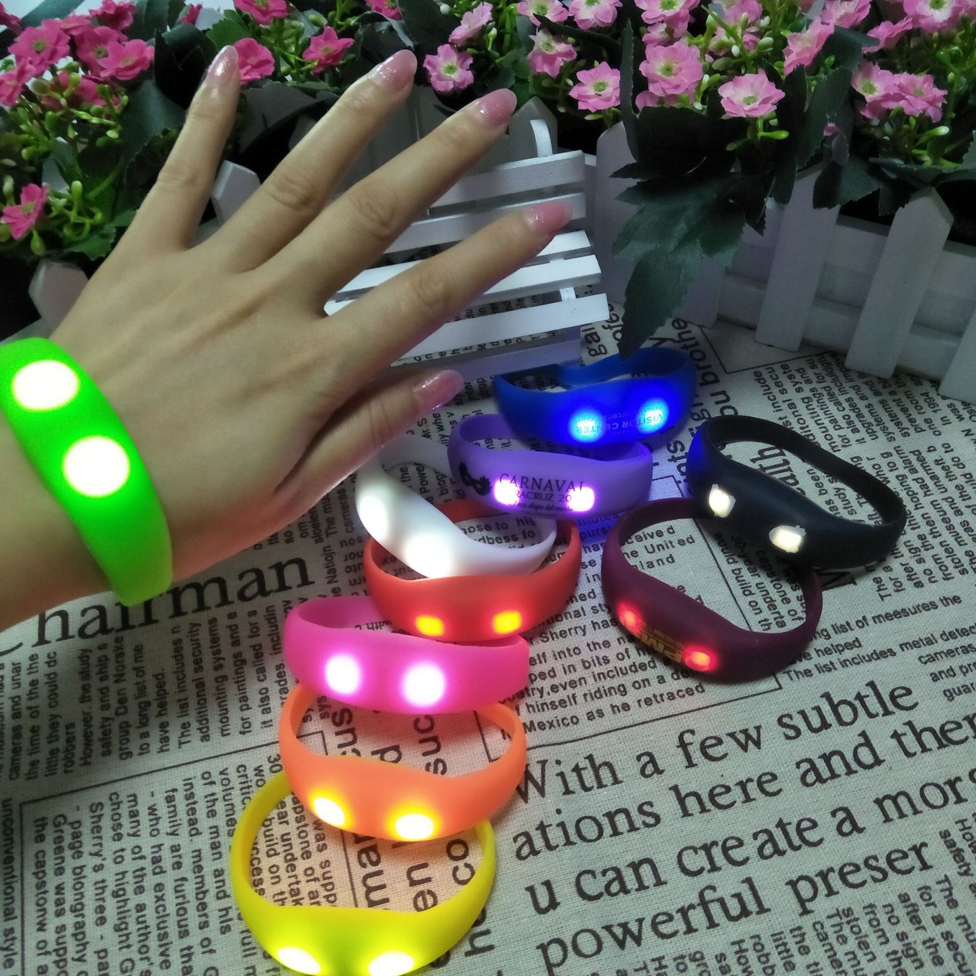 Personalizada de silicona LED de control de voz pulsera luminosa 8 colores lámpara de muñeca accesorios de regalo de llaves de concierto pulsera luminosa