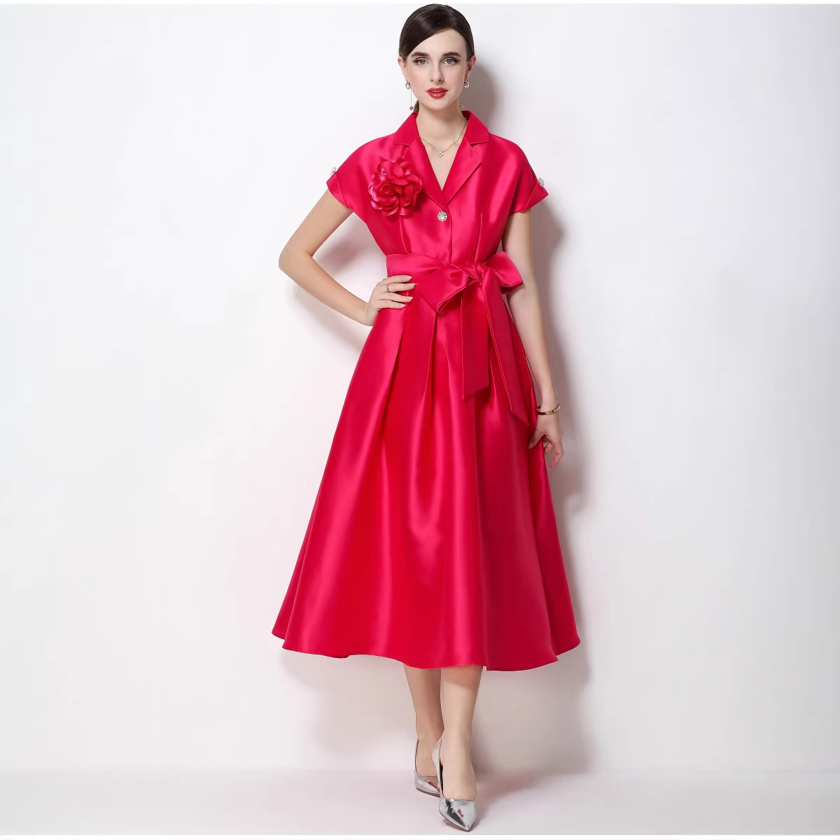 Đầm maxi nữ hoa nổi tay ngắn cổ vest thắt eo jacquard xòe — màu đen, Rượu vang đỏ, xanh lam, màu hồng đậm