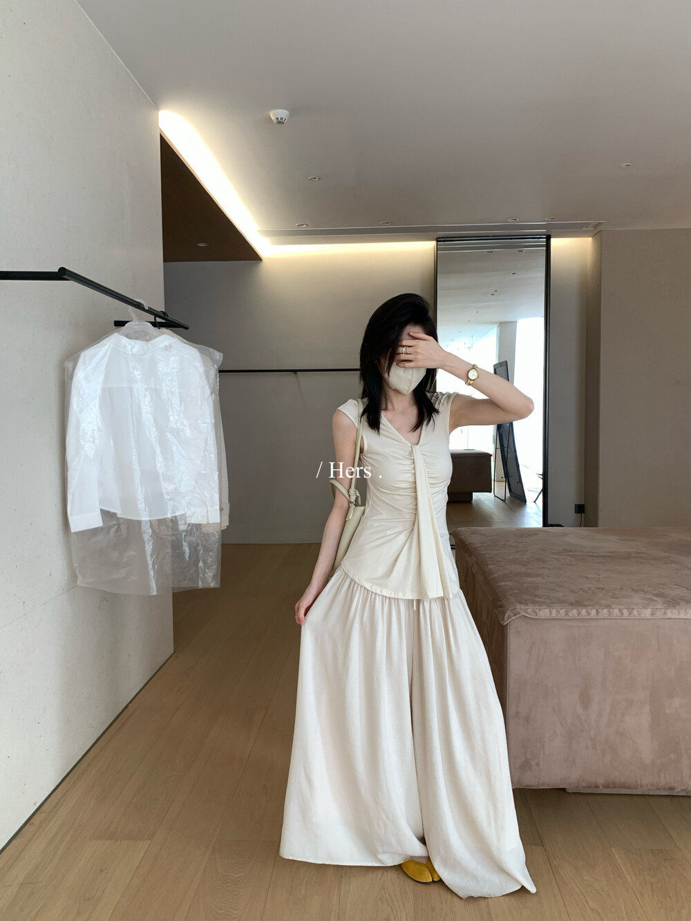 Áo thun nữ cổ V xếp ly tay ngắn thiết kế dây buộc — màu đen, màu mơ chi tiết 22