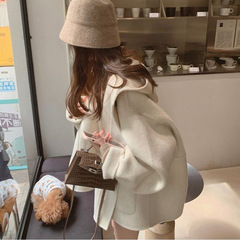 ラシャのコートの女性の中の長いタイプの新型の秋冬の韓国版のゆったりしているヘップバーンの風の小さい背の優しさは帽子の毛のコートにつながっています。