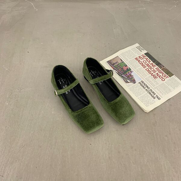 Autumn retro Mary Jane shoes square toe with a strap