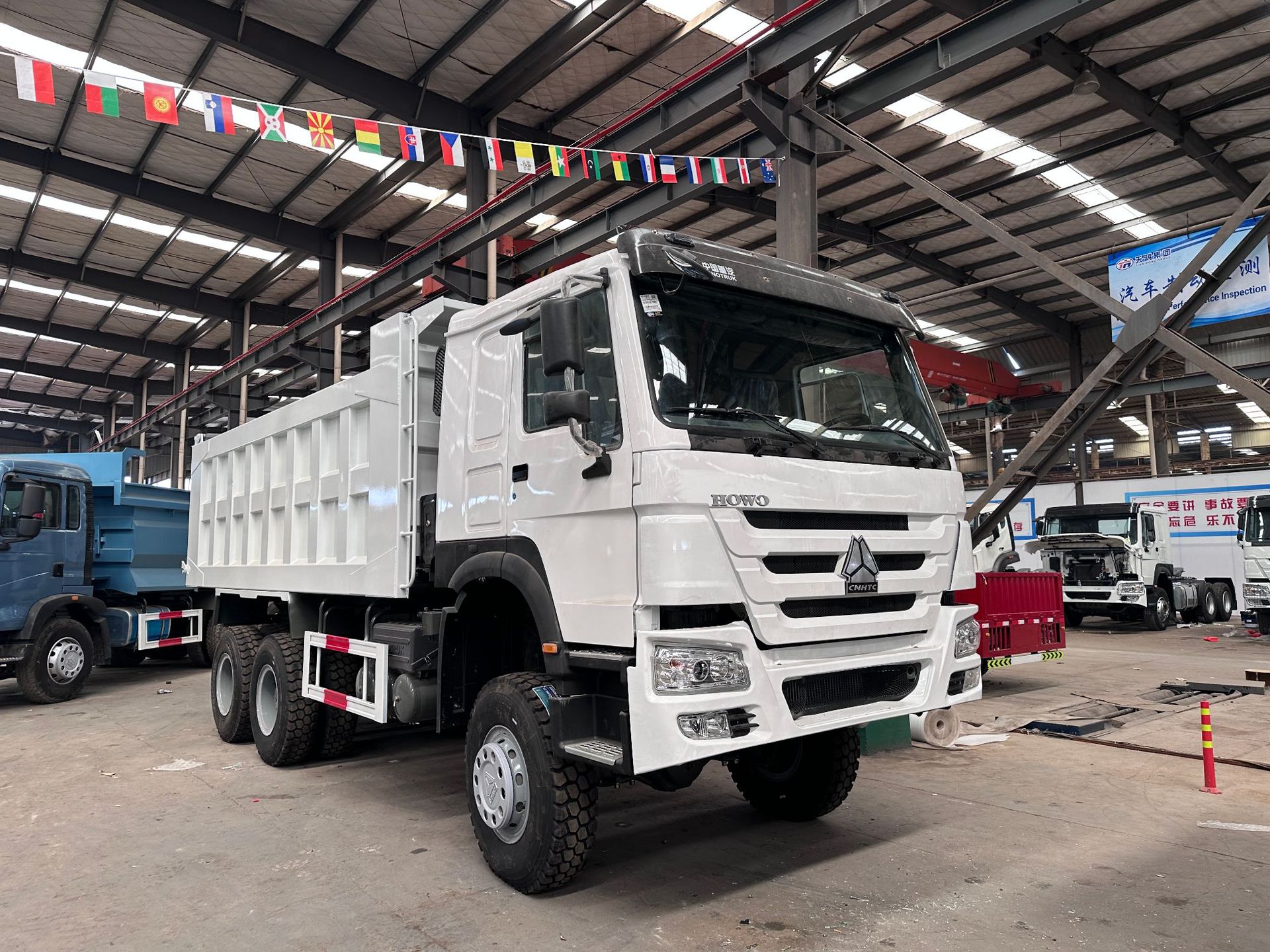 In-stock at the factory: Howo 10-wheel 371 horsepower engineering dump truck, rear eight-wheel tipper truck, National III standard dump truck