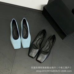広東省製の新しい高級刺繍キングスクエアトゥバレエシューズ、女性用のファッショナブルで多用途な浅いフラットシューズ