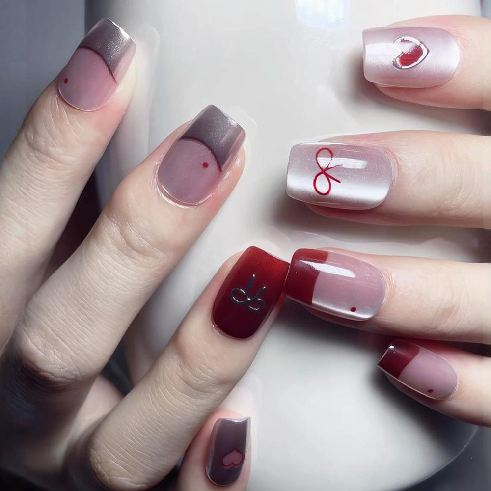 Ojos de gato 3D estereoscópicos de uñas cortas doradas de amor rojo arco de mariposa manicure 24 piezas parches de uñas falsas francesas