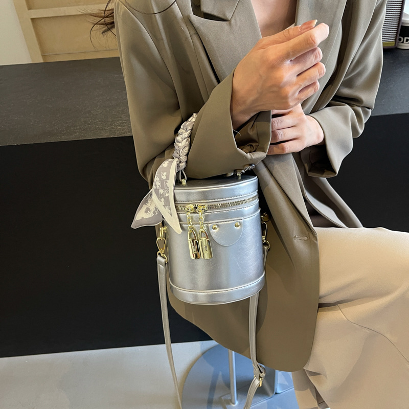 Bolso de cubo popular de este año, nuevo bolso de verano 2025, bolso de hombro de alta gama, bolso de mensajero retro de todo fósforo para mujer