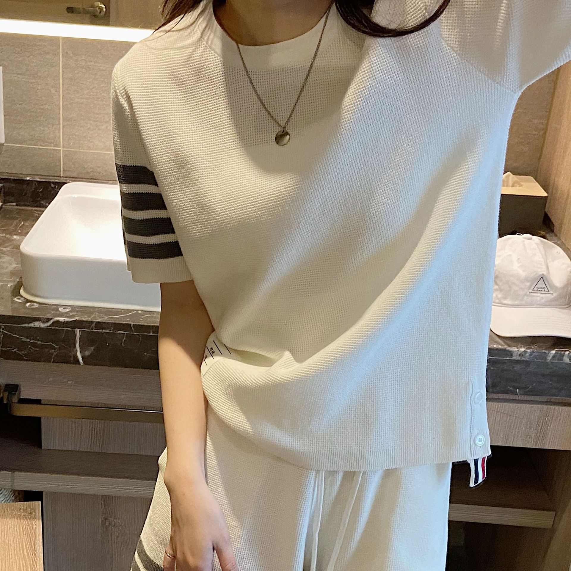 라운드넥 화이트