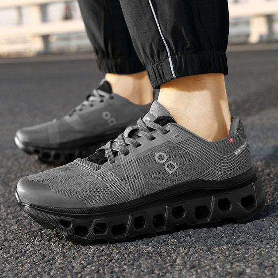 2025 spring lightweight breathable running shoes fashion cushioning men's casual sneaker fashion Korean version of soft bottom running shoes