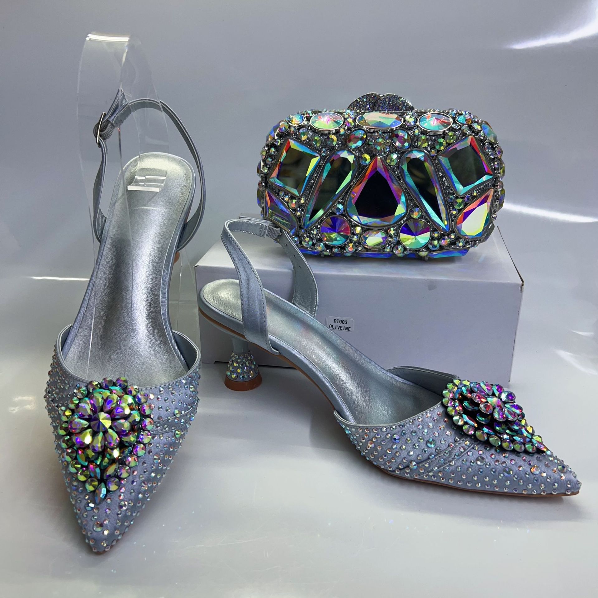 Selección estricta de zapatos de estilo italiano nuevos tacones delgados sandalias de bodas banquete de diamante puntuales zapatos de mujer
