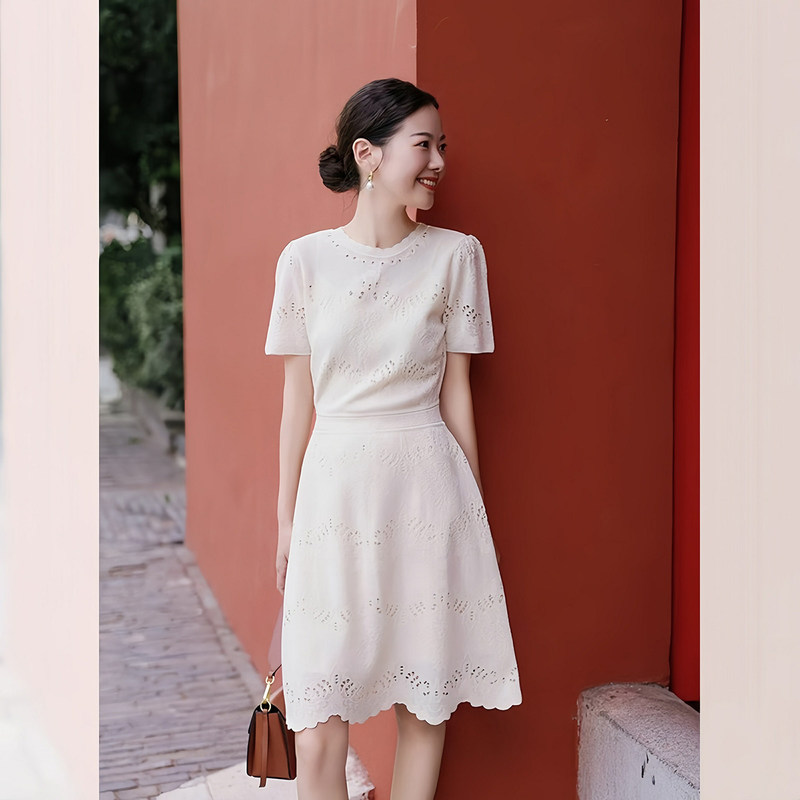 White Waist-Cinching Elegant Short-Sleeve Dress for Women, Spring Season, High-End Feel, Formal Occasion, Petite Slim-Fit Knit Dress White Waist-Cinching Elegant Short-Sleeve Dress for Women, Spring Season, High-End Feel, Formal Occasion, Petite Slim-Fit Knit Dress