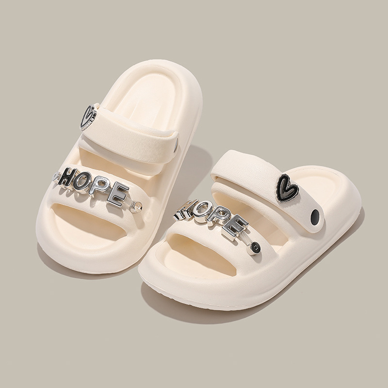 Sensación de mierda, pantuflas de una palabra, ropa exterior de verano para mujeres, suela gruesa, 2025 nuevo estilo, rojo neto, súper fuego, sandalias de diamantes de imitación de moda, en nombre del cabello