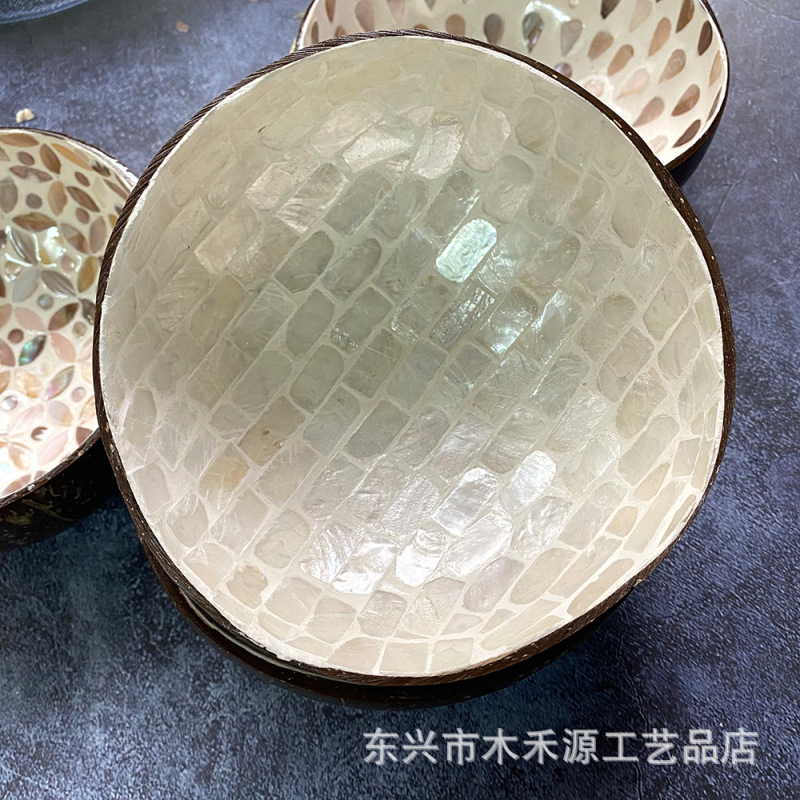 貝殻の彩色のココナッツの殻の碗は特色の民族の風情の食器の碗を象眼して家に飾って碗のタイ式の装飾品を収納します。|undefined