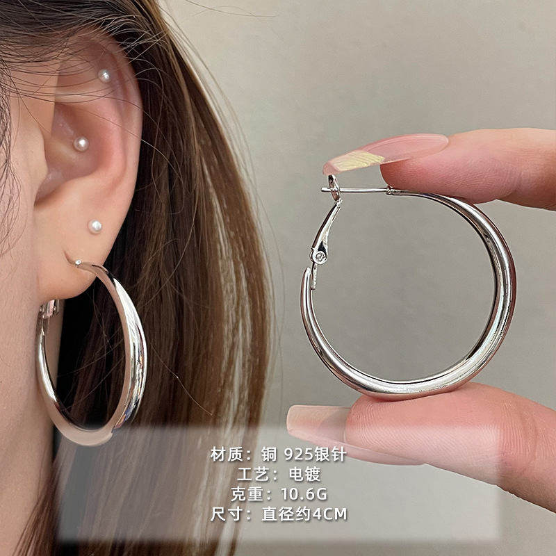 2025 nuevo estilo verano de moda anillo plateado círculo negro círculo fino temperamento europeo y americano aretes dorados de todo fósforo