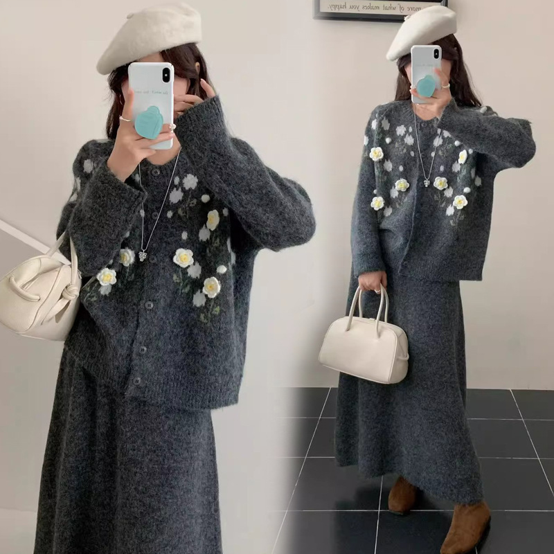 现货2025秋冬新款时尚重工订花显瘦减龄孕妇毛衣+半身裙孕妇套装|undefined
