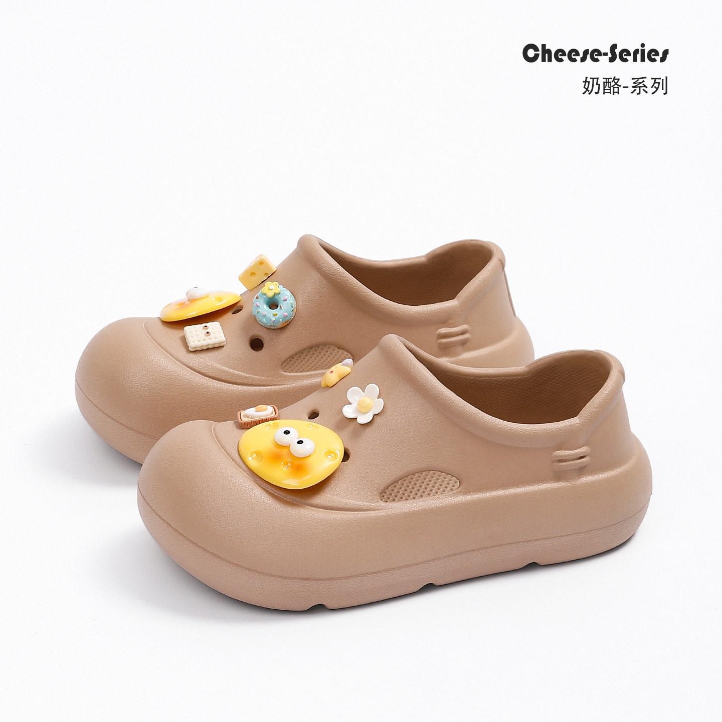 2026 Nuove scarpe Croc per le donne Capispalla estiva Cartoon Cheese Stepping Feeling Pantofole da interno antiscivolo con suola spessa per le donne