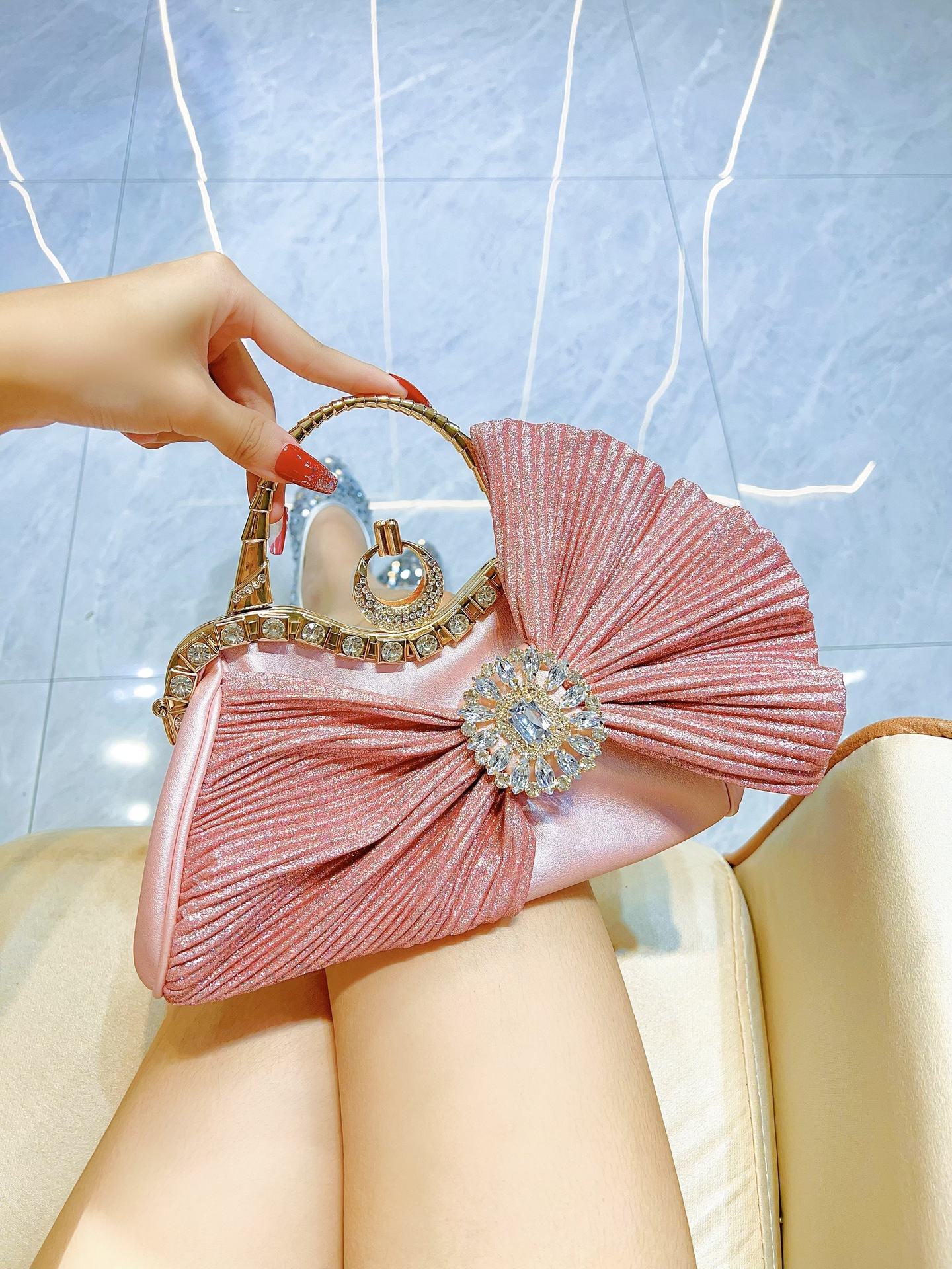 505g Weight Polyester Lining Material Ruched Bag Fashion Element Open Closure Type Single Shoulder Strap Strap Type Handbag Bags Type Casual, Party, Street Occasion Pu Leather Material Bow Knot Pattern All Seasons Season Women's Gender Elegant, Streetwear Style Pillow Shape Shape Small Size Pink Black Gold Pu Leather Bow Knot Ruched Bag Pillow Shape Evening Bags 1
