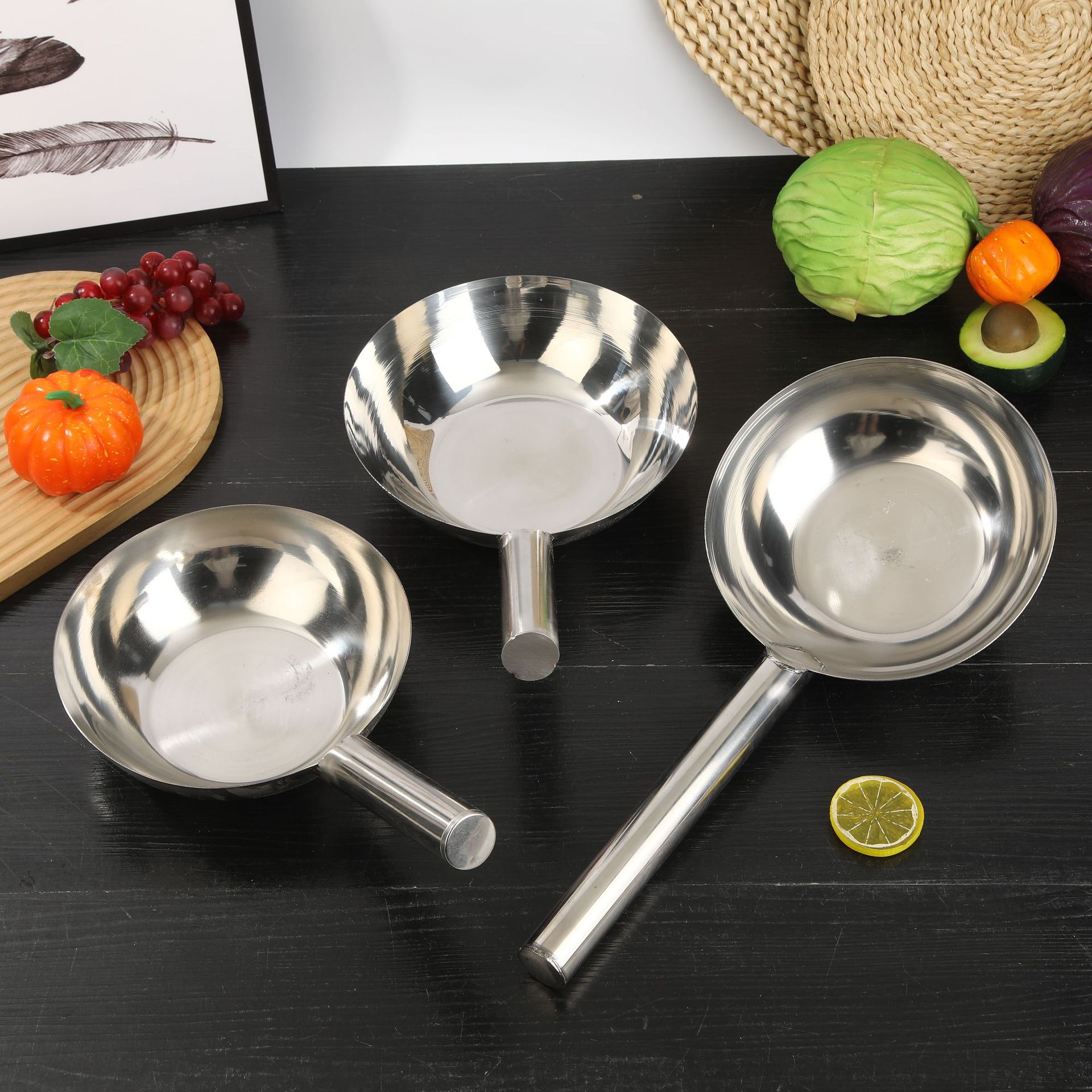 Thickened stainless steel water ladle, commercial long-handled soup ladle, cafeteria serving spoon, durable and multi-purpose household food dispenser