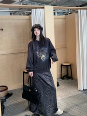 时髦印花圆领长袖卫衣秋季2025新款美式复古宽松豹纹半身裙两件套