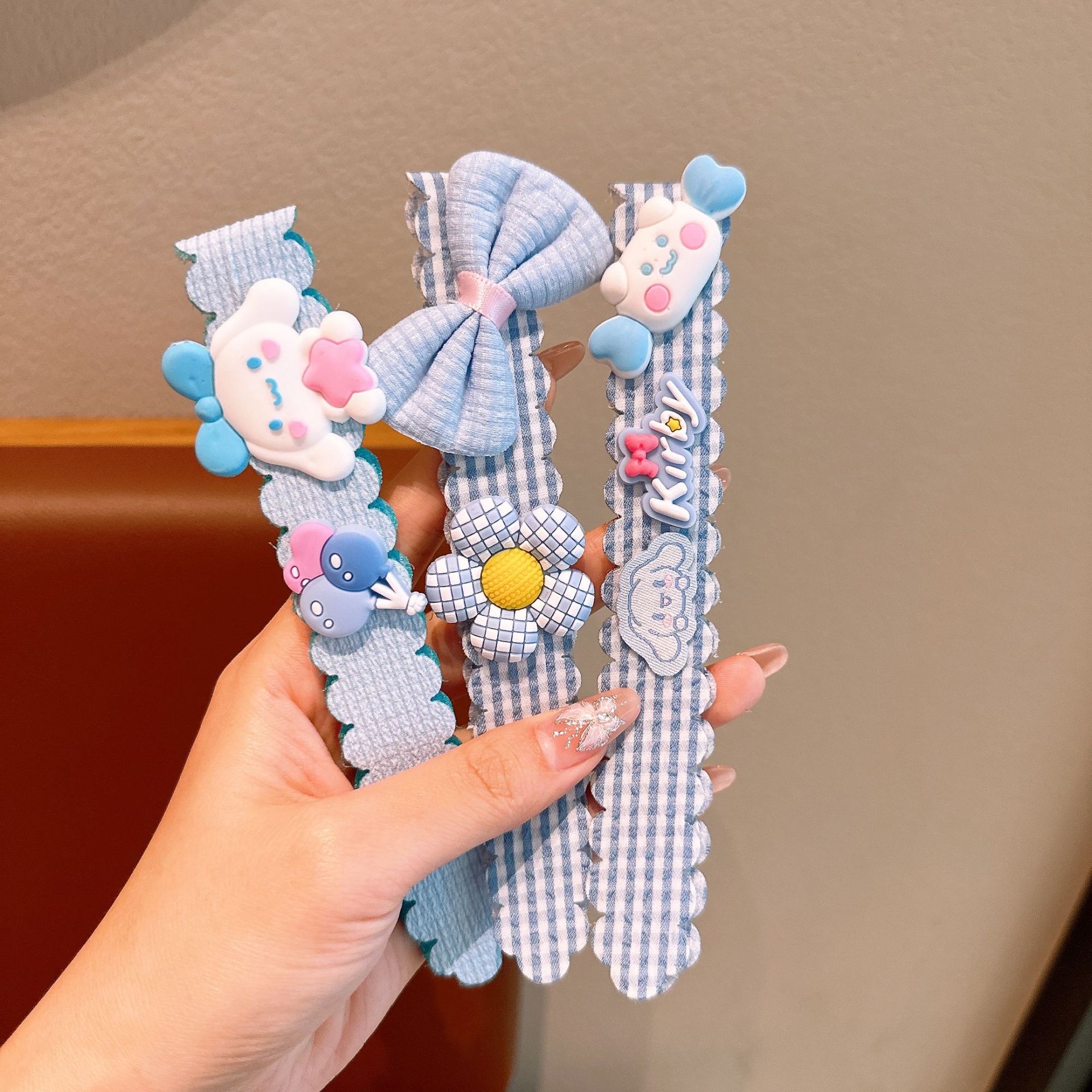 Los niños aman los dibujos animados Sanrio publicó un nuevo velcro, pero Koolomi, la cabeza de la niña para terminar los accesorios de pelo