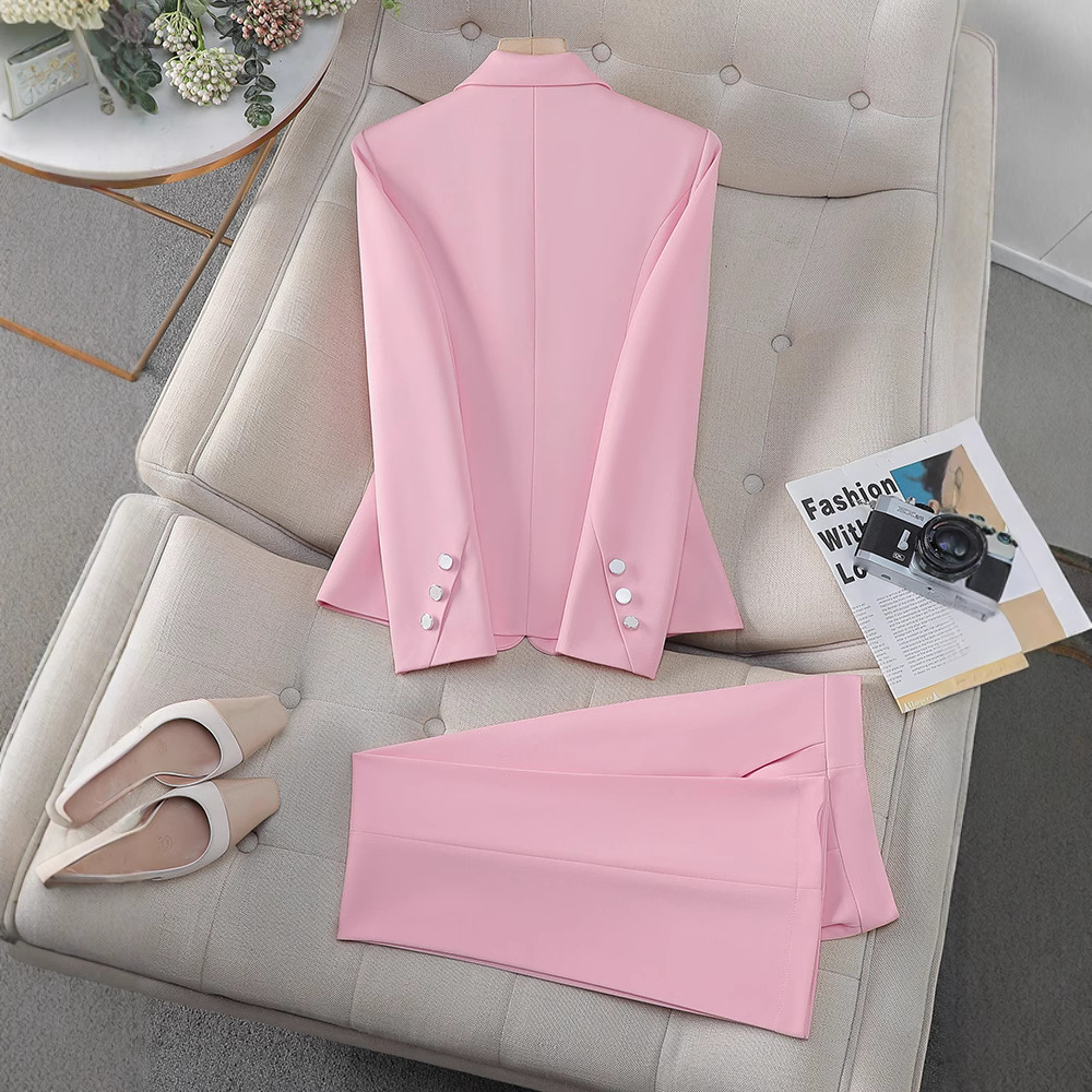Elegante completo da donna con blazer e pantaloni rosa: abbigliamento professionale da ufficio in stile moderno_voghion.com
