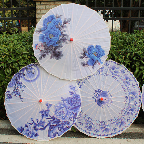 Blue and White Porcelain Decorated Ceiling Ancient Style Processional Umbrella Prop Wedding Decoration Fashion Show Chinese Style Printed Oil Paper Umbrella Wholesale