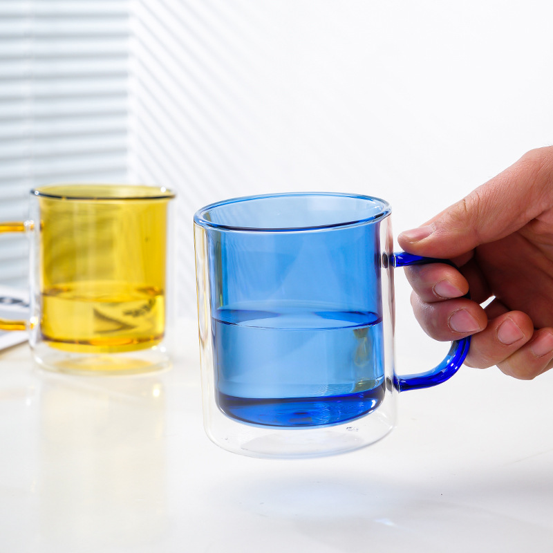 Mayorista ins simple viento alta resistencia al calor borosilicano taza de café cilíndrica con una copa de vidrio aislante de doble capa de color