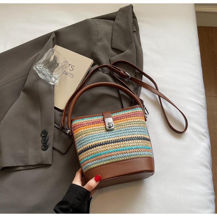 Bolso tejido femenino 2025 nuevo bolso de mensajero de diseño de nicho bolso de cubo de estilo occidental portátil a rayas de color de contraste popular