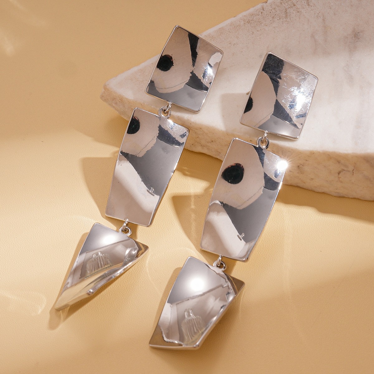 Pendientes plegables metálicos brillantes de diseño de moda transfronterizo, accesorios para las orejas para mujer, joyería retro geométrica con forma de pétalo.