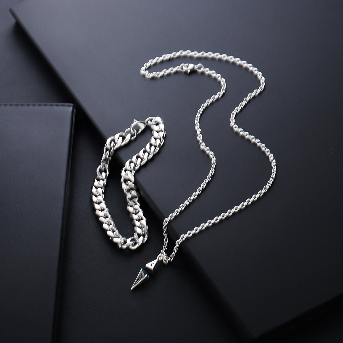 Estilo Simple Estilo Clásico Geométrico Aleación Acero Titanio Enchapado Hombres Pulsera Collar Collares Con Colgante Para Hombre display picture 1