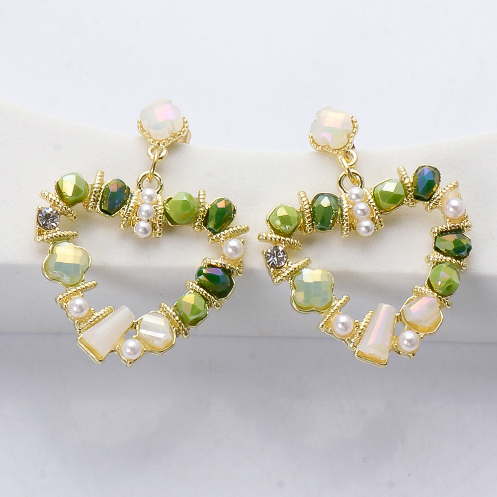 Boucles D&#39;oreilles Pleines De Diamants En Forme De Coeur De Couleur De Mode display picture 7